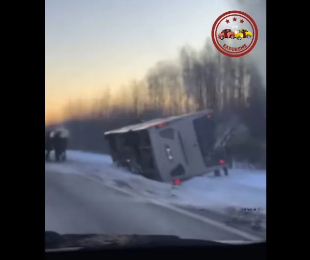 Uz Ventspils šosejas apgāzies «Talsu autotransporta» autobuss ar 20 pasažieriem