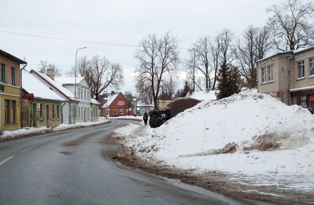 Kāpēc no Talsu ielām nav izvests sniegs?