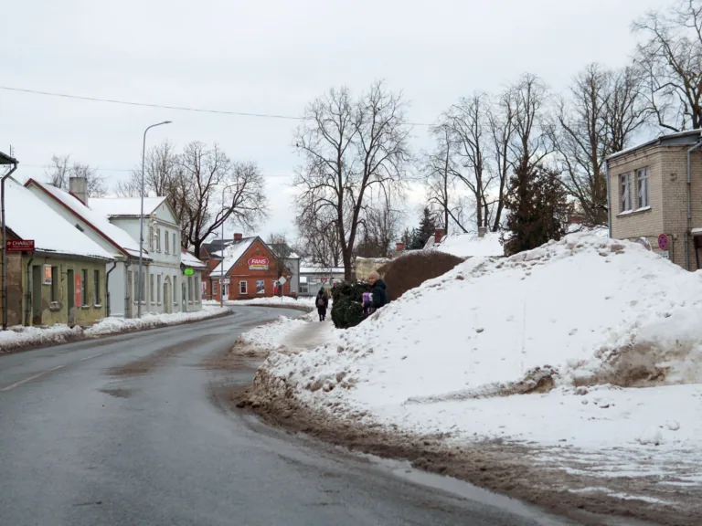 Kāpēc no Talsu ielām nav izvests sniegs?