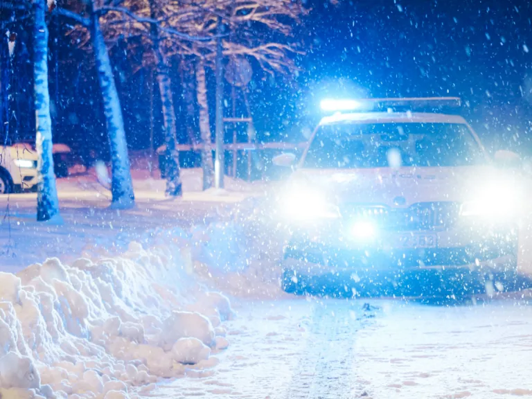 Valsts policija brīdina: tumsa uz ceļa var būt liktenīga