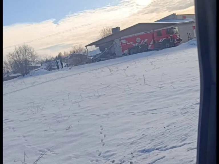 Pastendē sabrukusi ēkas daļa; cietuši divi cilvēki