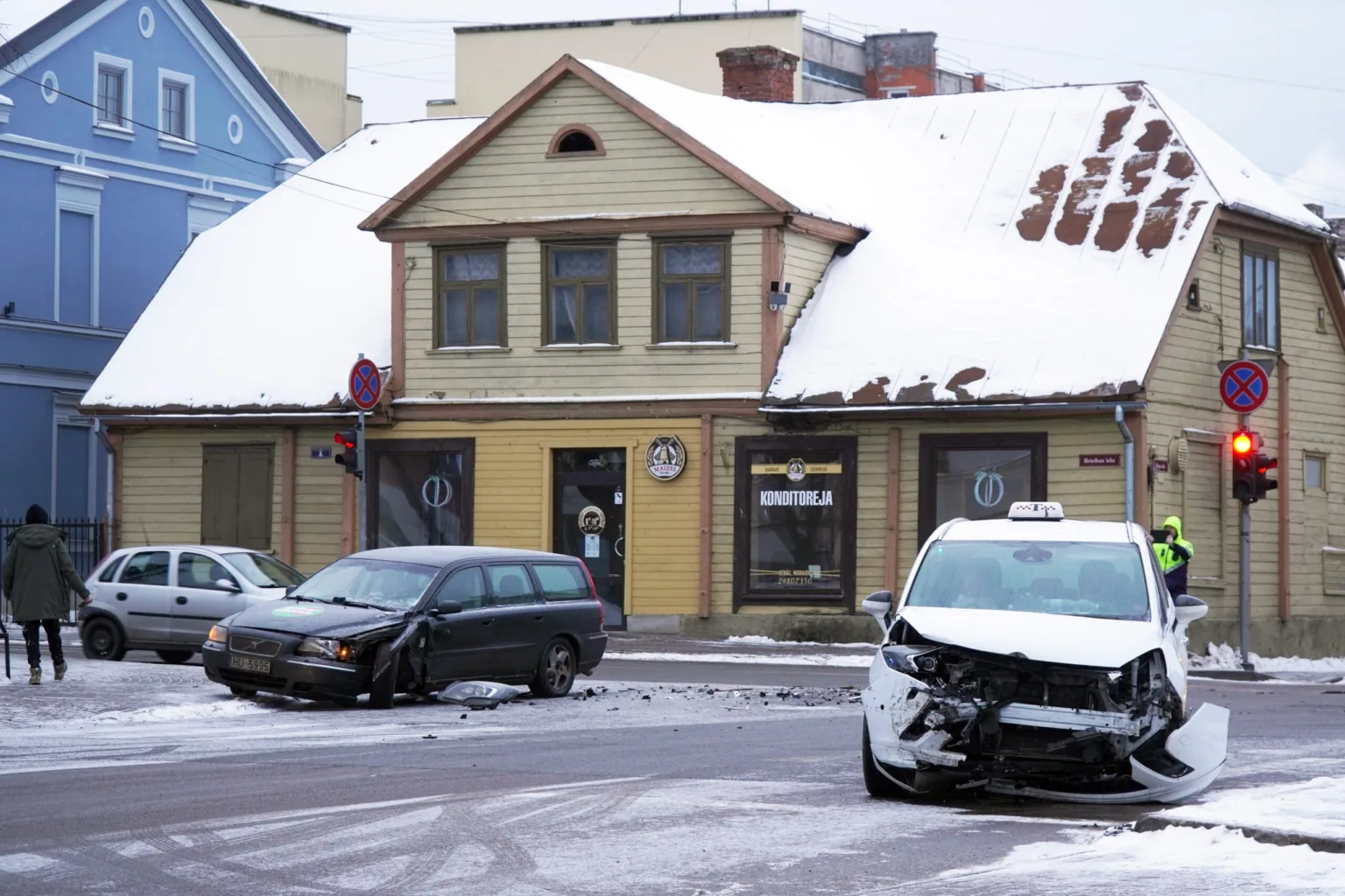 Talsos “Opel” vadītājs ignorē sarkano gaismu un izraisa sadursmi