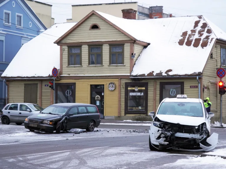 Talsos “Opel” vadītājs ignorē sarkano gaismu un izraisa sadursmi