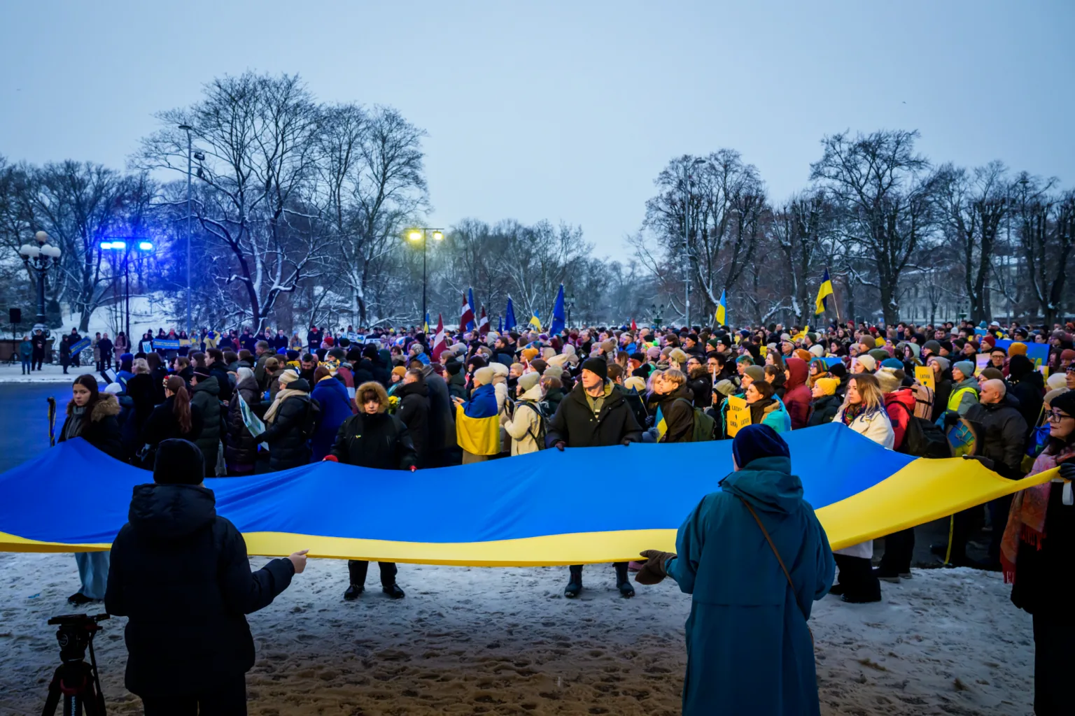 Pie Brīvības pieminekļa pausts atbalsts Ukrainai: iekārota zeme nebūs iekarota zeme