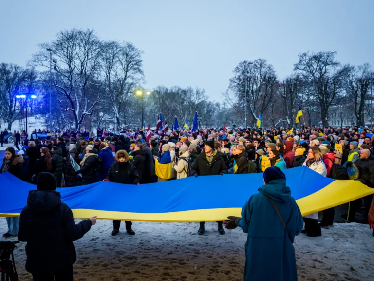 Pie Brīvības pieminekļa pausts atbalsts Ukrainai: iekārota zeme nebūs iekarota zeme