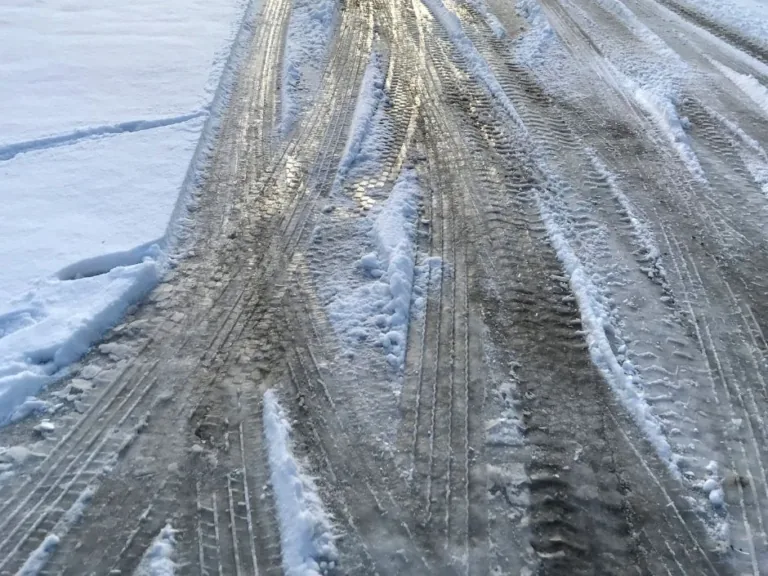 Atkusnī grants autoceļi būs slideni, novecojušā asfaltā veidosies bedres