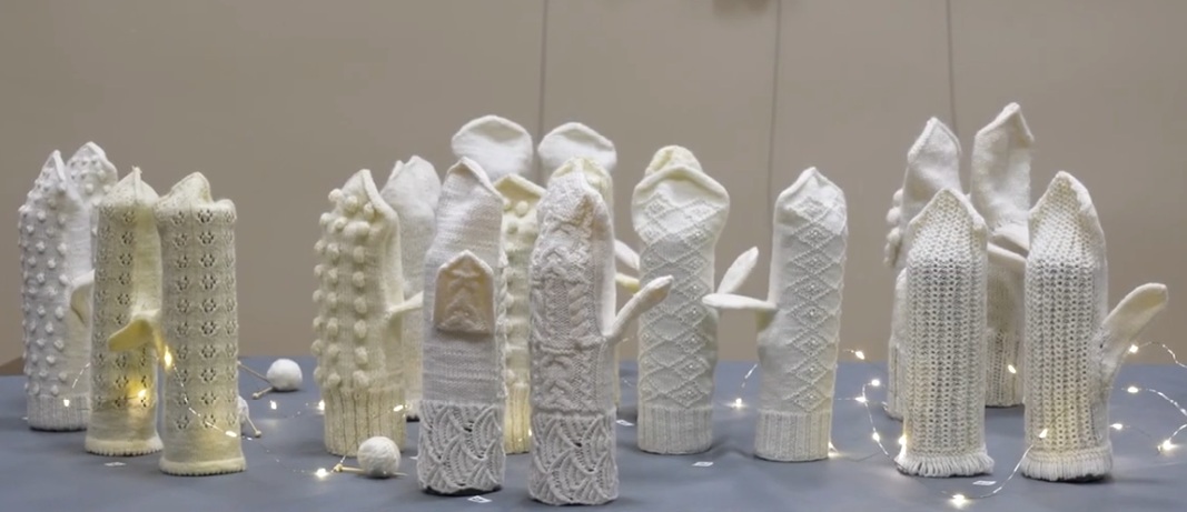 Spāres muižā atklāta pirmā Talsu novada lietišķās mākslas kolektīvu darbu kopīgā izstāde «Baltā dūrainīša stāsts»