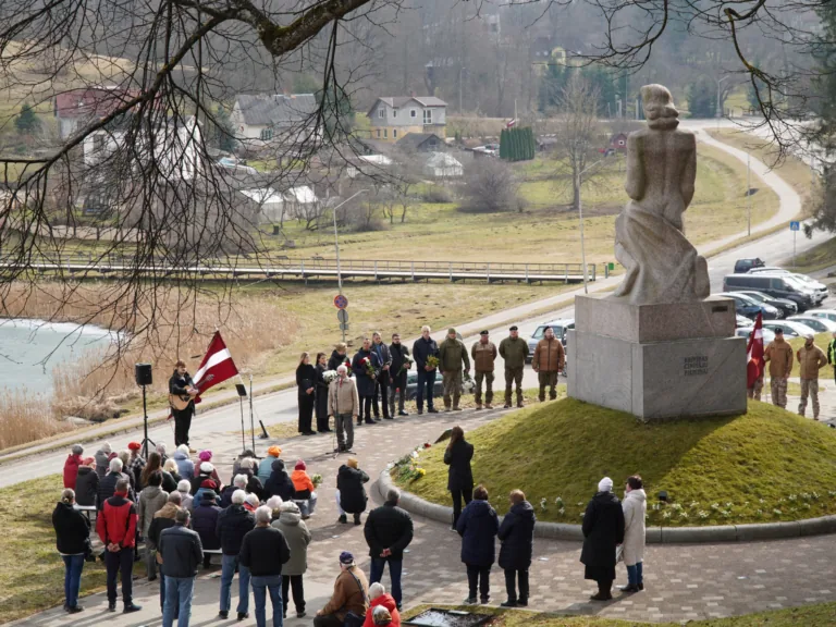 Pie pieminekļa «Koklētājs» piemin komunistiskā genocīda upurus
