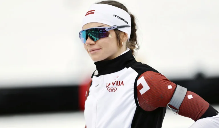 Latvijas biatlonisti izcīna zeltu pasaules junioru čempionāta stafetē; Lozberam “zelta nedēļa”