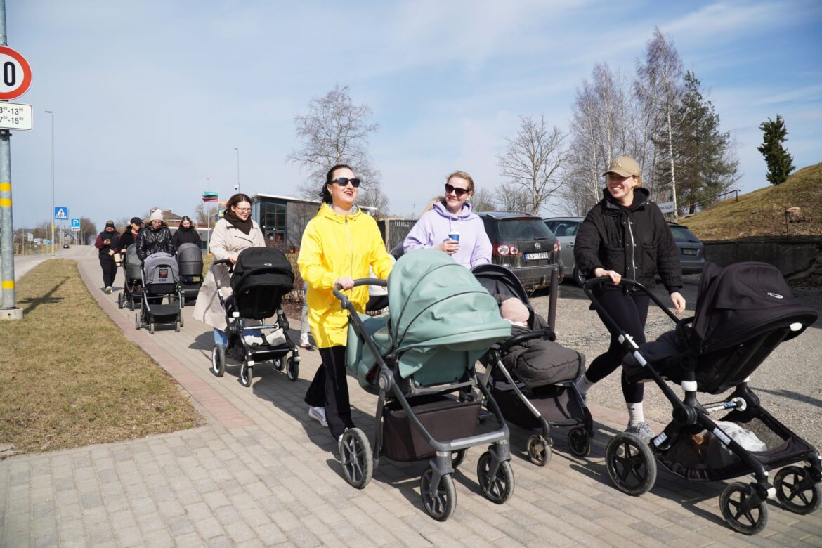 Jaunās māmiņas dodas ratu kopgājienā pa Talsiem