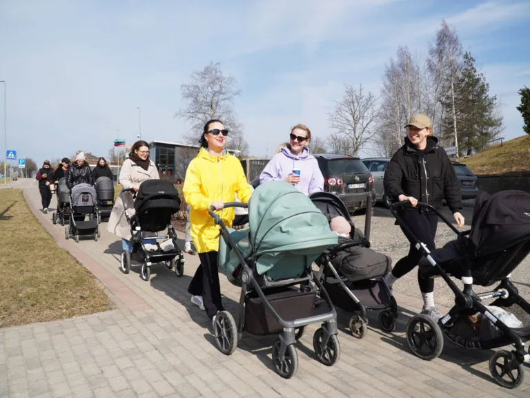 Jaunās māmiņas dodas ratu kopgājienā pa Talsiem