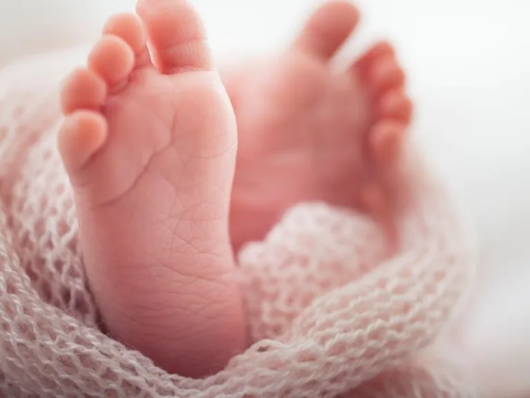 Pasaulē nākuši septiņi jaundzimušie: divi puiši un piecas meitenes