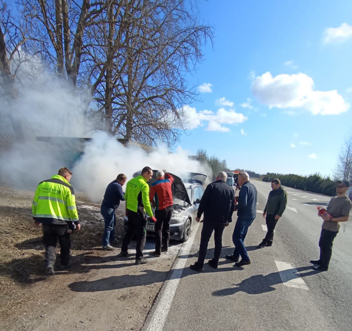 Lībagu pagastā degusi vieglās automašīnas motortelpa; autovadītāja pateicas līdzcilvēkiem