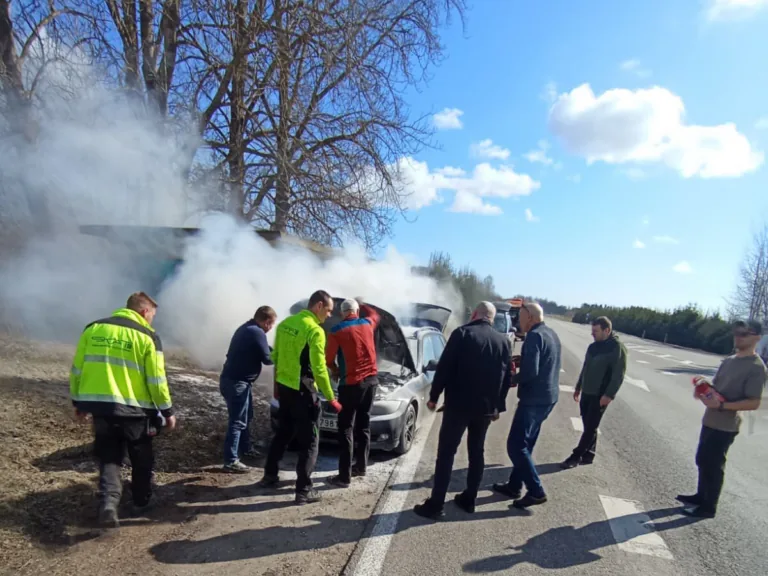Lībagu pagastā degusi vieglās automašīnas motortelpa; autovadītāja pateicas līdzcilvēkiem