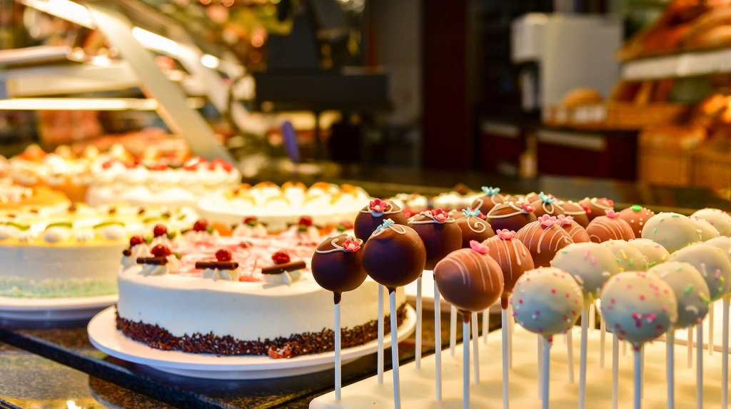 Gardi konditorejas izstrādājumi svētku galdam