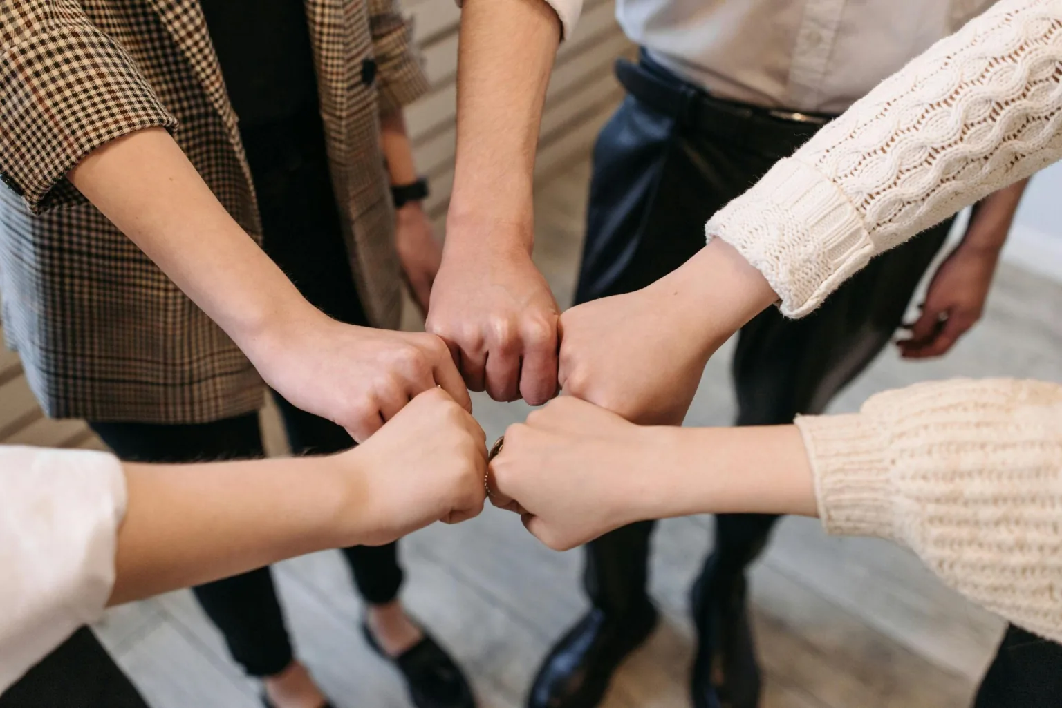No biroja uz piedzīvojumu: labākās team building idejas nelielām komandām Latvijā