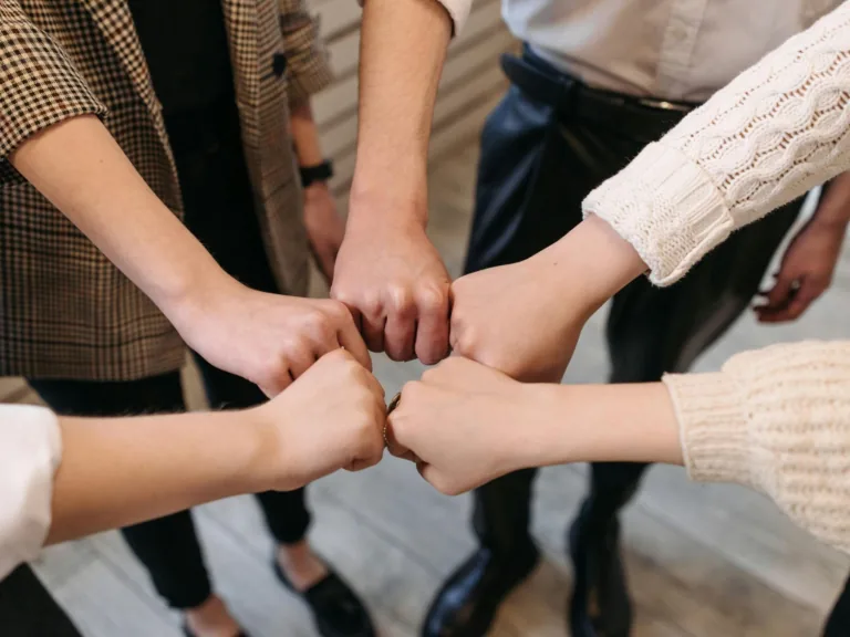 No biroja uz piedzīvojumu: labākās team building idejas nelielām komandām Latvijā