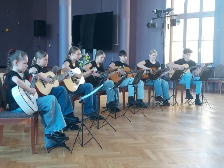 Talsu jaunie ģitāristi izcīna 1. vietu konkursā «Es un mūzika»