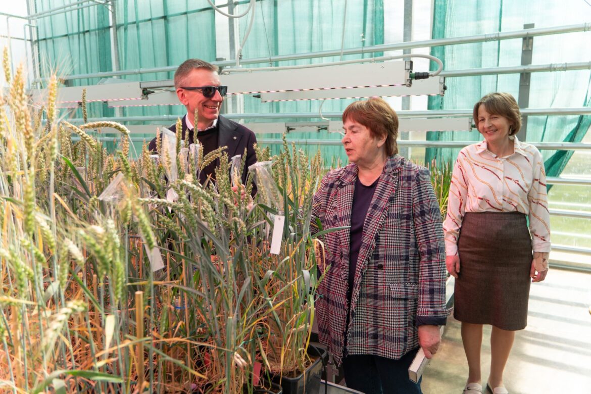 Valsts prezidents apciemo Agroresursu un ekononomikas institūta Stendes pētniecības centru