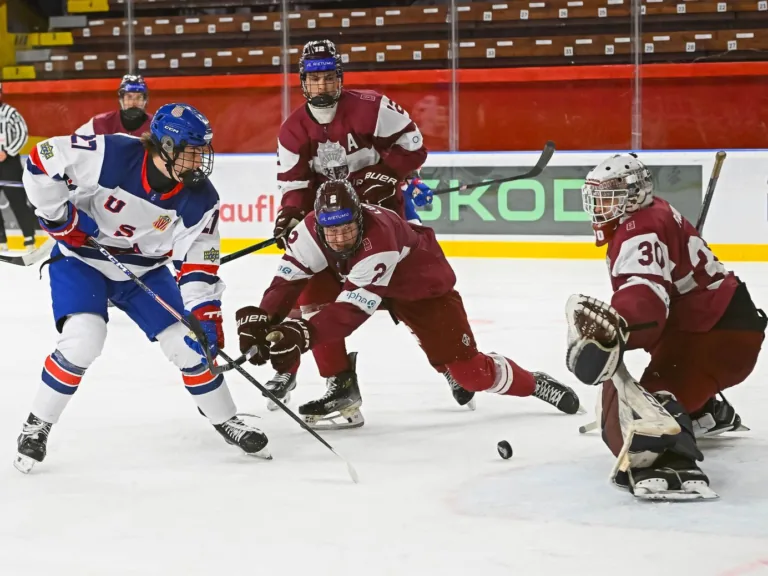 Latvijas U18 hokeja izlase Slovākijā izcīna vēsturisku uzvaru