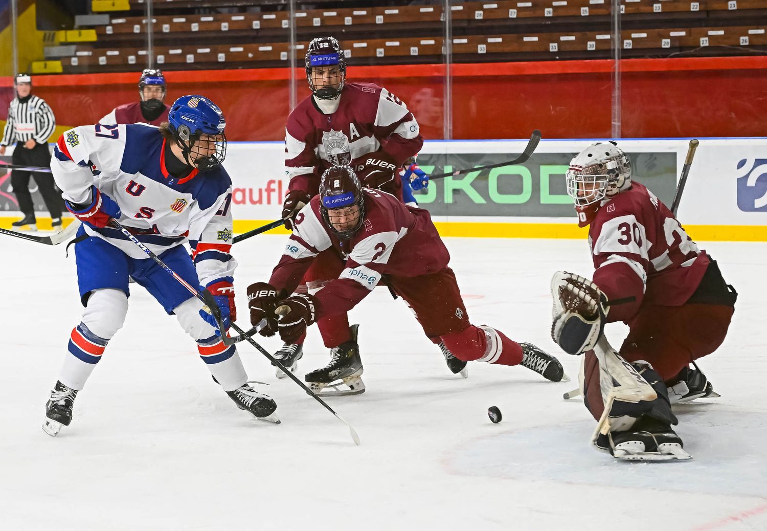 Latvijas U18 hokeja izlase Slovākijā izcīna vēsturisku uzvaru