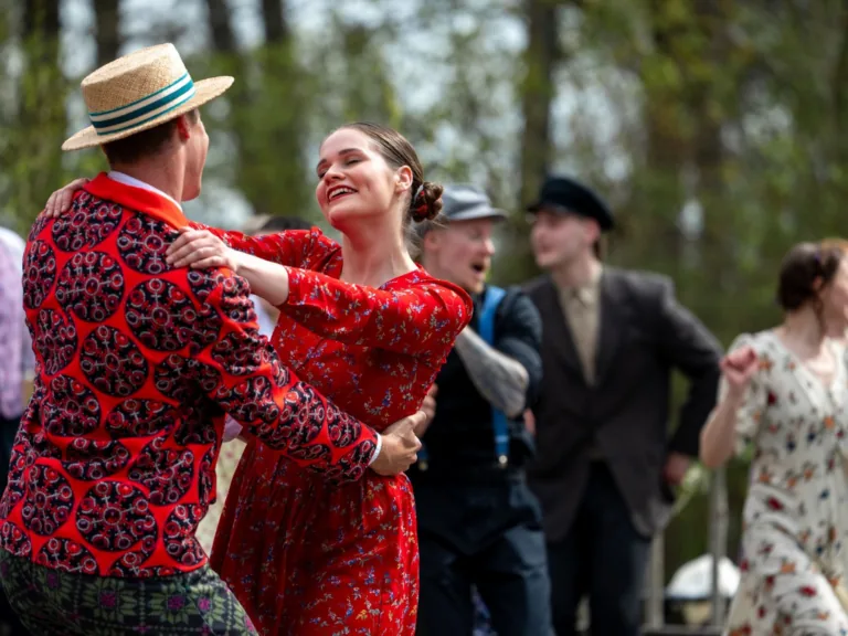 Skrundā aizvadīta grandioza izrādīšanās balle
