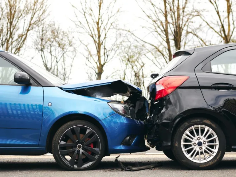 Vairāk nekā puse autovadītāju zina kā rīkoties pēc ceļu satiksmes negadījuma