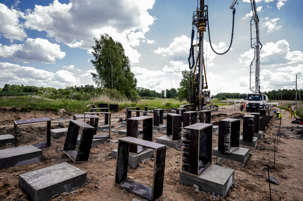 Turpinās ceļa pārbūve no Valdemārpils līdz Rudei