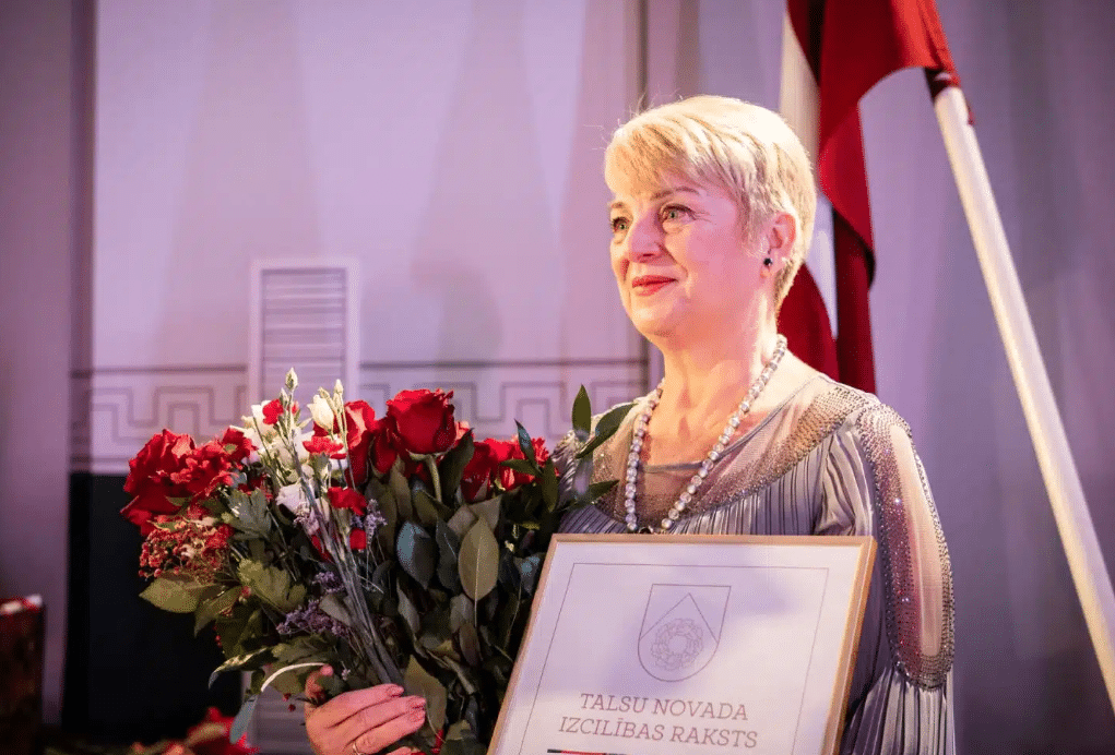 Bijušajai Talsu BJC vadītājai Doloresai Leperei pasniegts Ministru kabineta Atzinības raksts