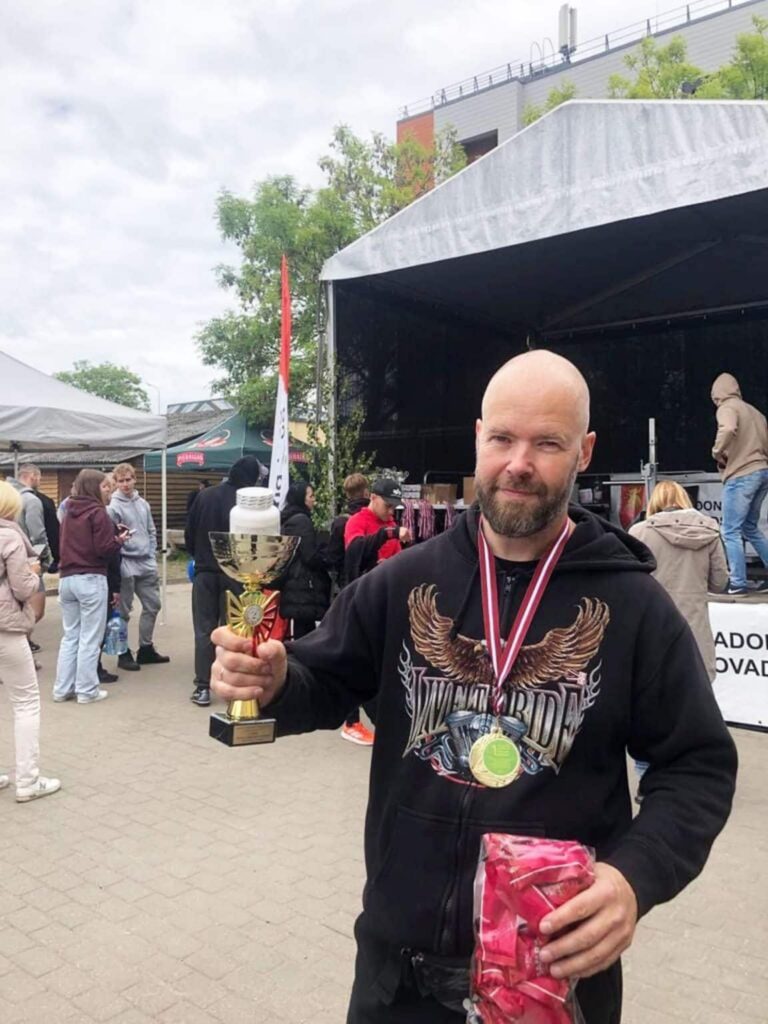 Gatis Biezais sasniedz Latvijas rekordu spiešanā guļus uz atkārtojumu skaitu