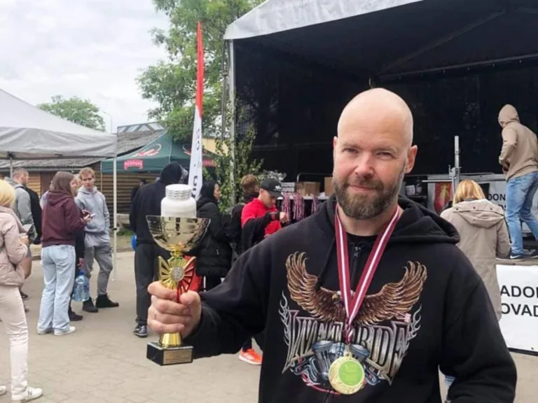 Gatis Biezais sasniedz Latvijas rekordu spiešanā guļus uz atkārtojumu skaitu