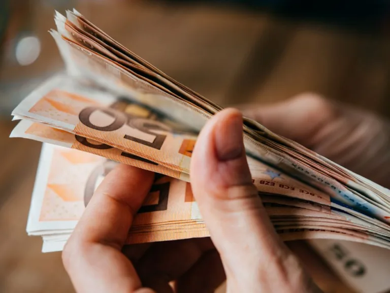 Nauda pati par sevi nav “problēma”