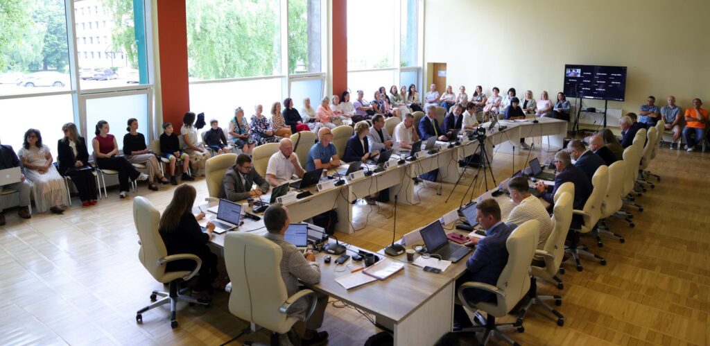 Dome piebremzē Talsu pamatskolas stadiona izbūvi
