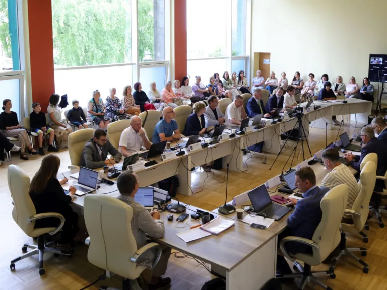 Dome piebremzē Talsu pamatskolas stadiona izbūvi