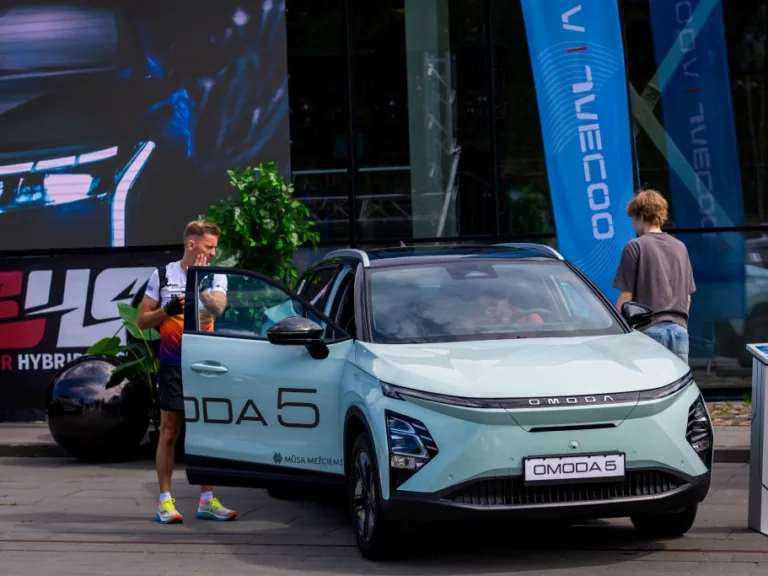 “Mūsa Mežciems” plāno kāpināt “Omoda” un “Jaecoo” automobiļu pārdošanu Baltijā