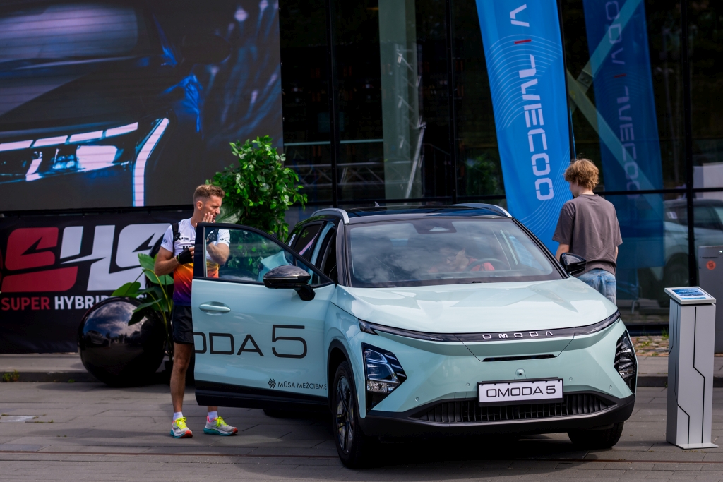“Mūsa Mežciems” plāno kāpināt “Omoda” un “Jaecoo” automobiļu pārdošanu Baltijā