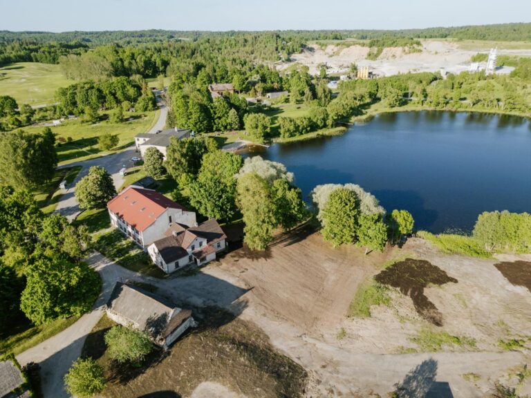 Māju pie Talsiem, Mundigezera krastā. Cena 88 000…