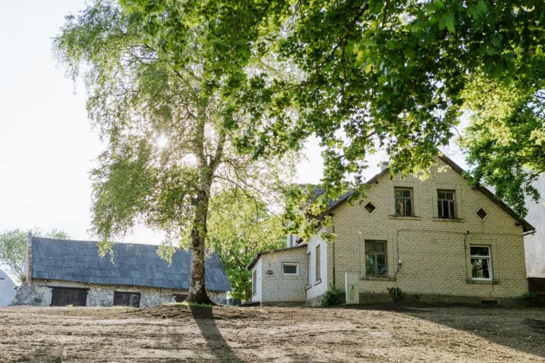 Māju pie Talsiem, Mundigezera krastā. Cena 88 000…