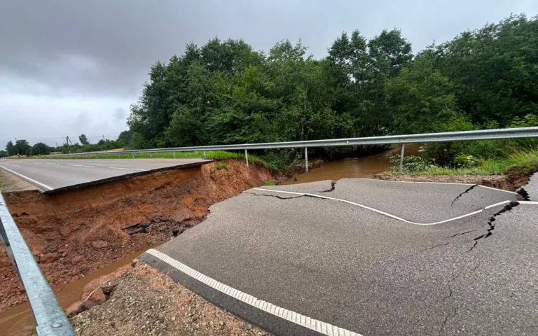 Dursupē būvē pagaidu apbraucamo ceļu lietavās cietušā autoceļa Sloka–Talsi posmam