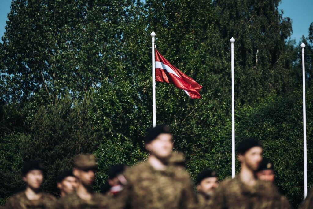 Maiņas ceremonija Kuldīgā: pulkvedi, balgalnieku Edmundu Svenču amatā nomainīs Ģirts Savins