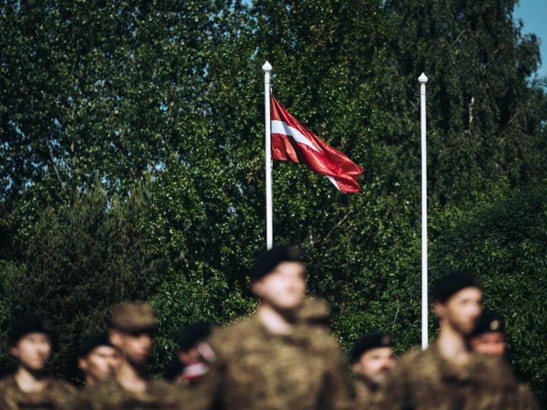 Maiņas ceremonija Kuldīgā: pulkvedi, balgalnieku Edmundu Svenču amatā nomainīs Ģirts Savins
