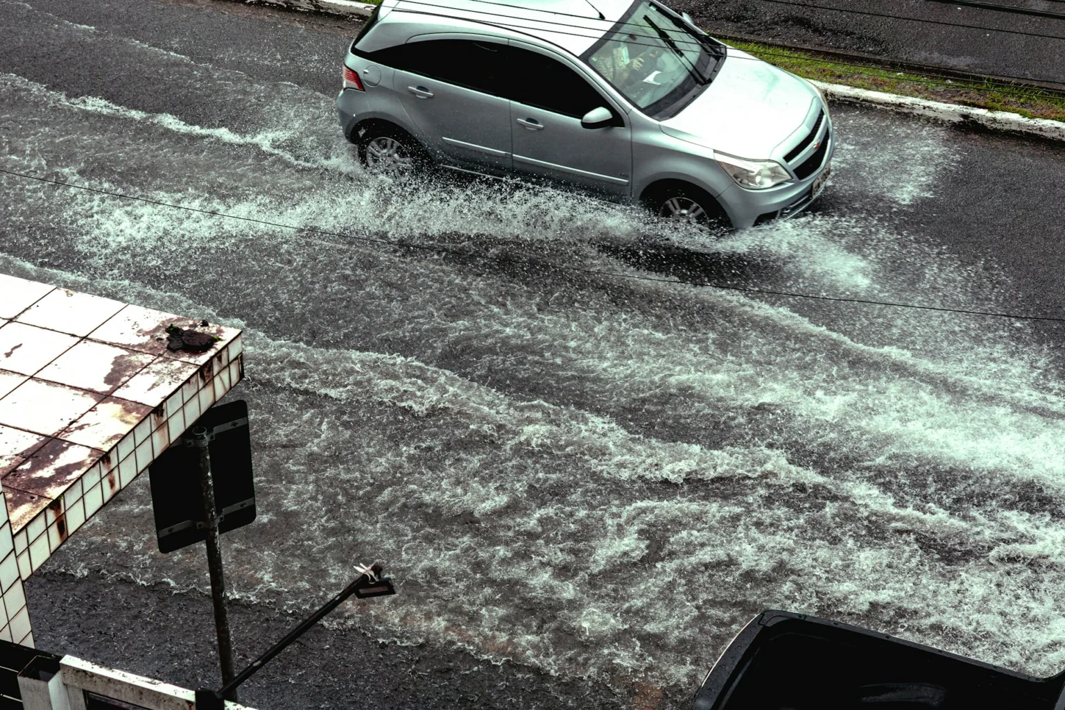 Sākas rudens lietavas: vai tavas vissezonas riepas spēs tikt galā ar akvaplanēšanu un pirmajām salnām?