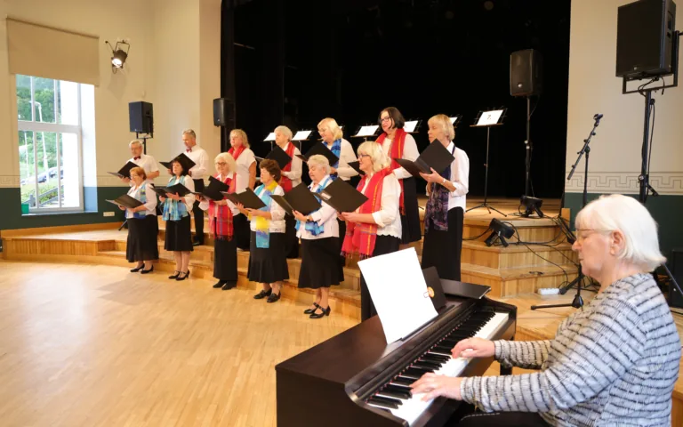 Talsos aizritējis senioru skanīgais «Dziesmu duelis»
