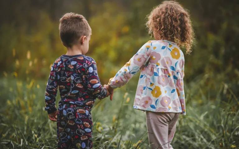 Ģimene var sākties dažādi: kas ir audžuģimene, adoptētājs un viesģimene?