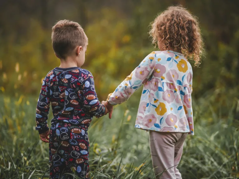 Ģimene var sākties dažādi: kas ir audžuģimene, adoptētājs un viesģimene?