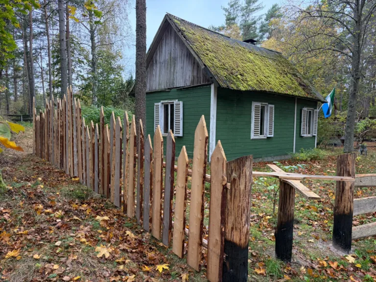 Košragā atdzīvina senās žogu darināšanas prasmes