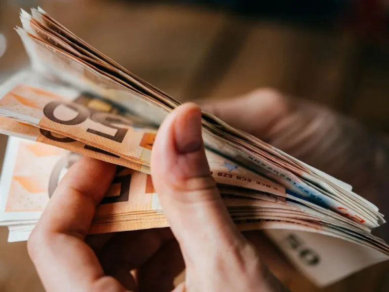 62 % Latvijas iedzīvotāju finansiālai drošībai nepieciešama alga virs 2000 eiro mēnesī