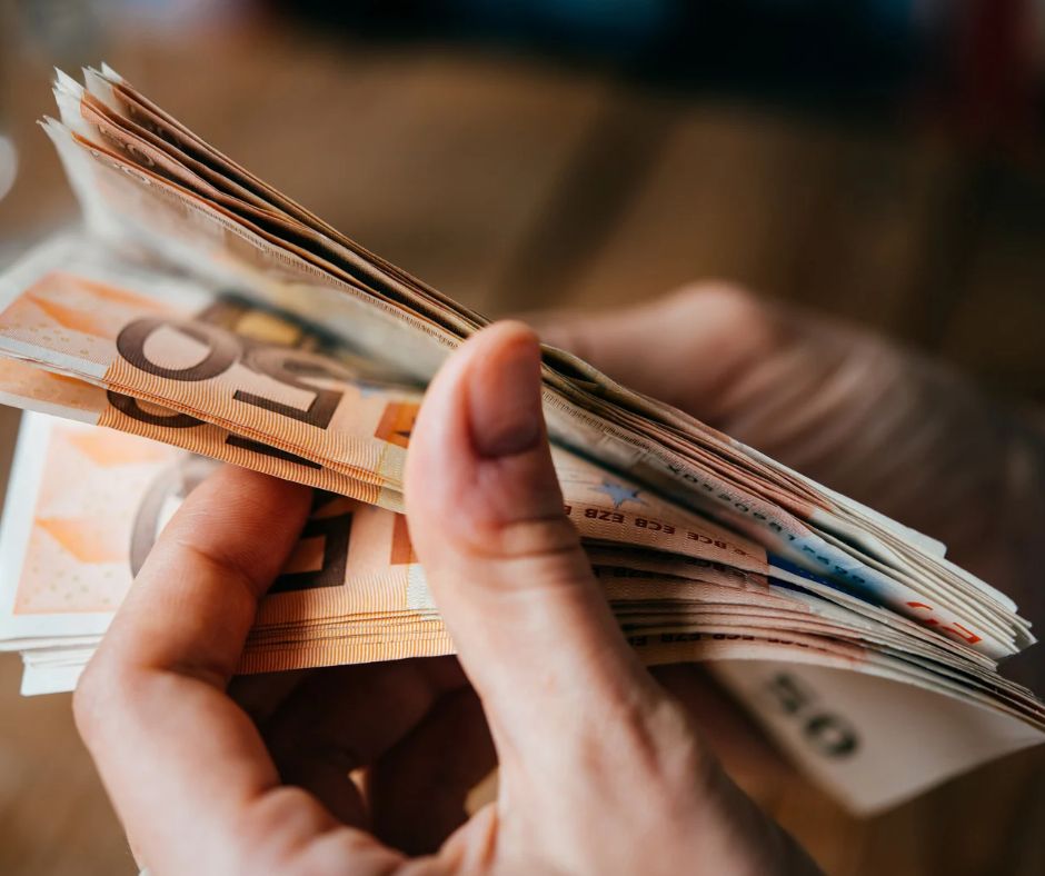 62 % Latvijas iedzīvotāju finansiālai drošībai nepieciešama alga virs 2000 eiro mēnesī