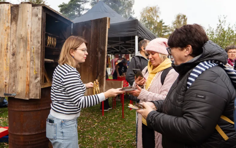 Reņģes vēderā, ķešā un pat uz picas! Rojā aizvadīta pirmā Zivju diena