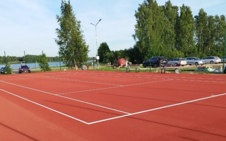 Sasmakas ezera krastā Valdemārpilī tagad pieejams jauns tenisa laukums